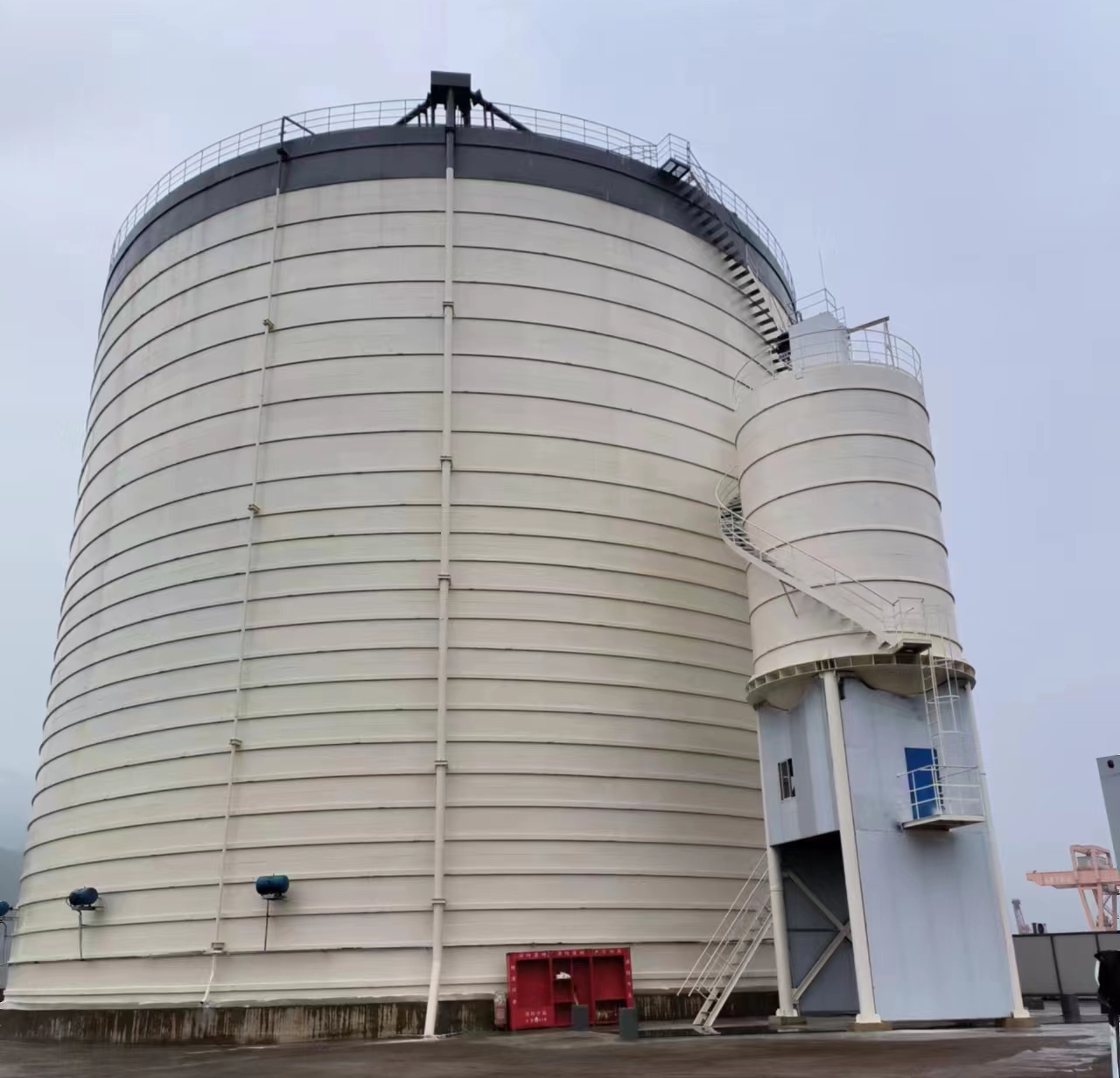 台前10万吨水泥钢板库